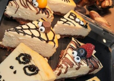 Einzelne Kuchenstücke, kindgerecht verziert, Halloween inspiriert, in der Auslage der Bäckerei